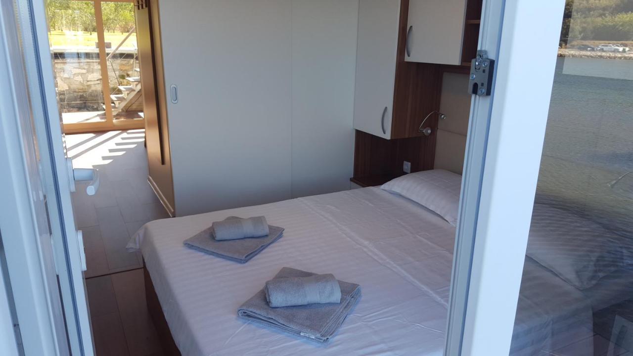 House Boat - Floating House Sofia Hotel Pula Exterior photo